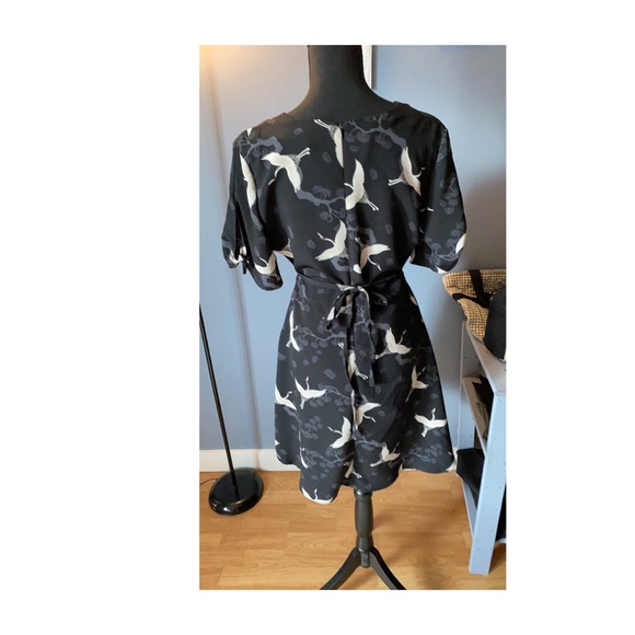 Beautiful ultra feminine low cut dress - Picture 2 of 2